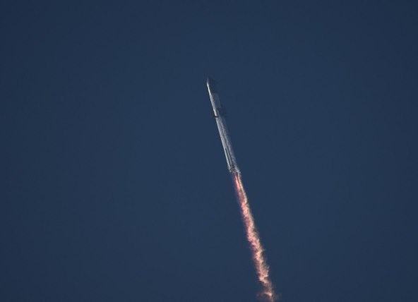 SpaceX raketa.jpg