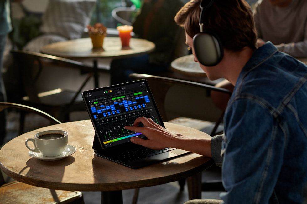 Logic Pro for iPad (3).jpg