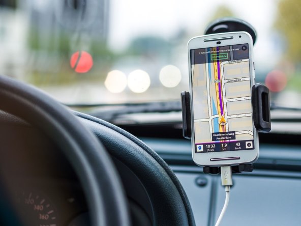 Pametni telefon automobil Pexels.jpg