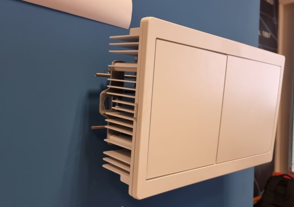 Bazna stanica Ericsson AIR 5343 B258 s pasivnim hlađenjem mase je 20 kg.jpg