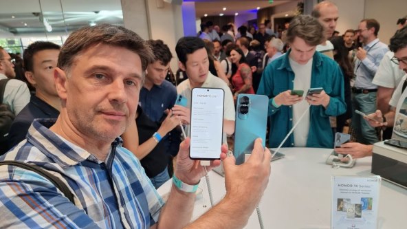 Honor 90 Lite, Krunoslav Ćosić, Pariz.jpg