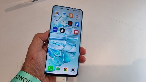 TANAK I LAGAN, A TAKO ZABAVAN: Elegantni pametni telefon