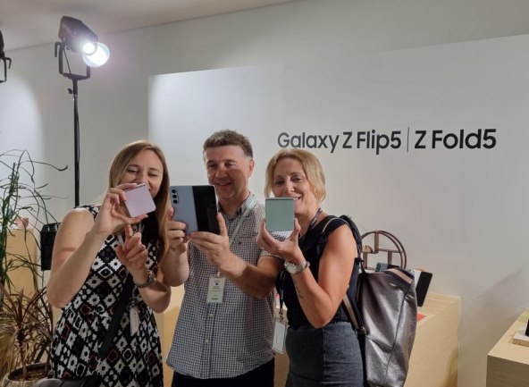 Samsung Galaxy Z Flip5 Krunoslav Ćosić.jpg