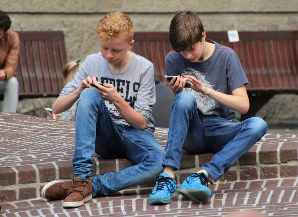 Igranje gaming telefon dijete djeca.jpg