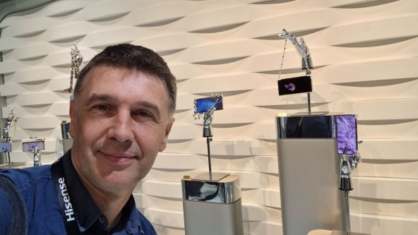 Krunoslav Ćosić Honor V Purse, IFA 2023 Berlin.jpg