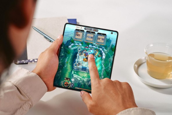 066_Galaxy_fold5_hands-on_cream_LI.jpg