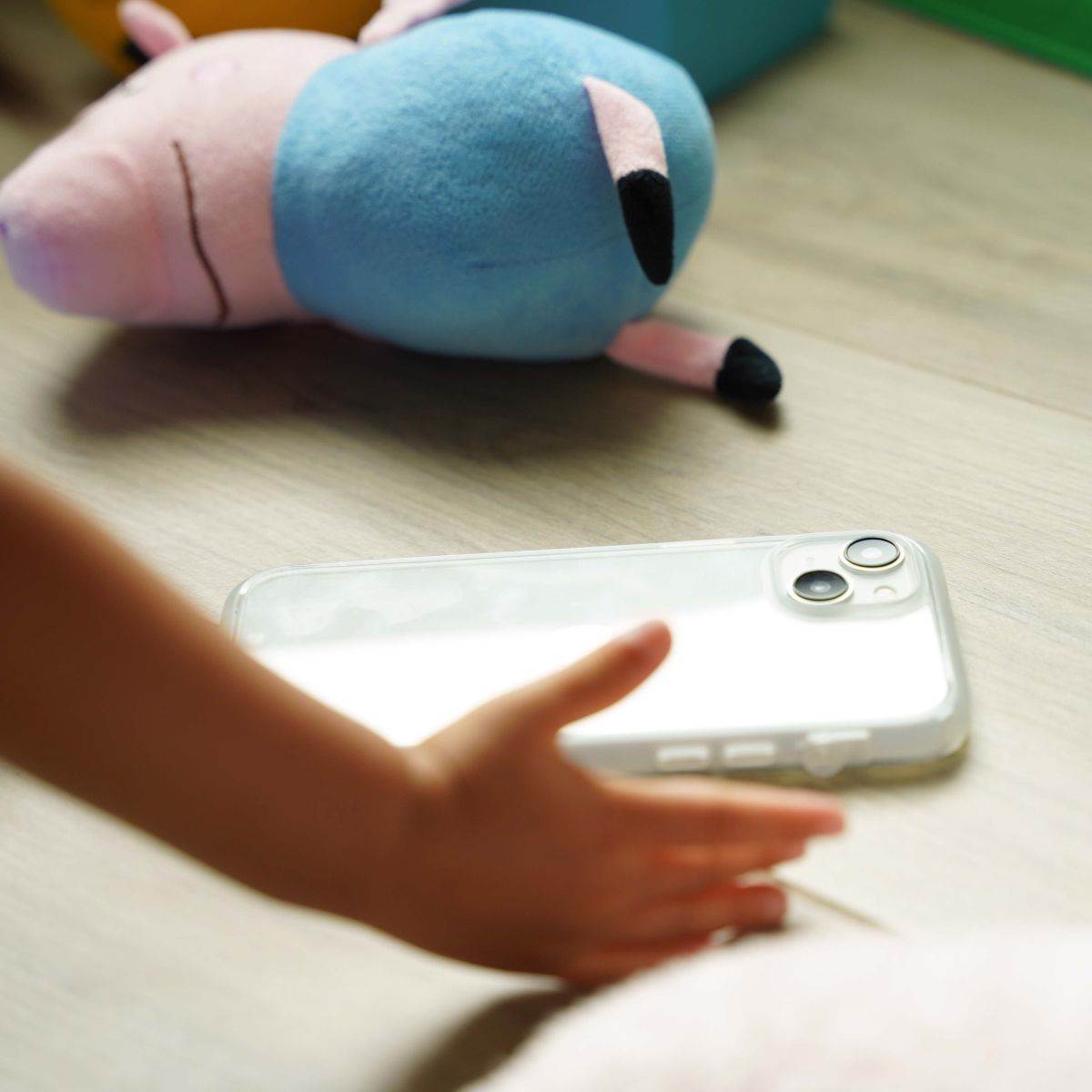 Catalyst-iPhone-15-protective-drop-proof-iphone-cases-child-grabbing-the-phone-case.jpg