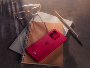 moto g84 5G_ATL_LIFESTYLE PHOTOGRAPHY_PRODUCT PHOTOGRAPHY_VIVA MAGENTA_DIGITAL USE.jpg