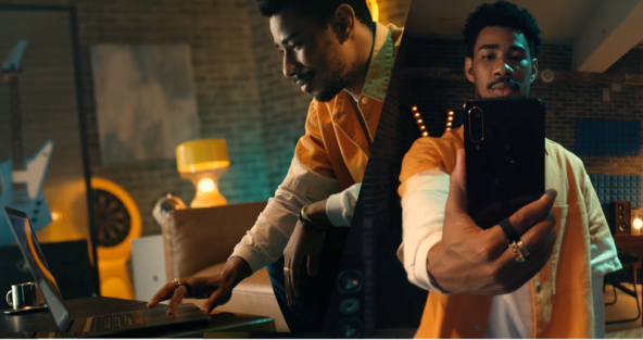 Person_browsing_a_virtual_world_in_the_metaverse 6.jpg