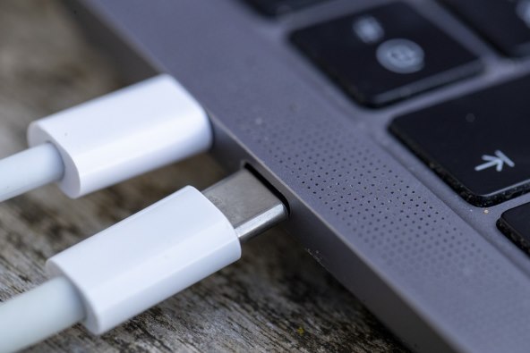 Apple MacBook punjenje.jpg