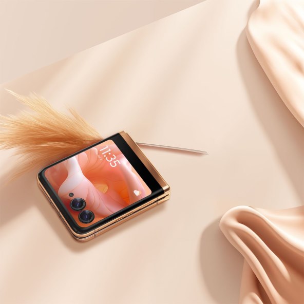 Motorola razr 40 ultra Peach Fuzz (2).jpg
