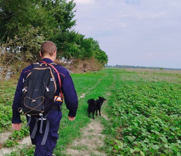 Voditelj K-9 tima i naša Blecky u pretraživanju za nestalom osobom - Izvor BSKS Hrvatska.jpg