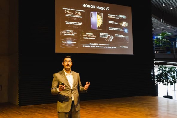 Honor Magic V2.jpg