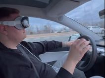 Apple Vision Pro  u vožnji.jpg