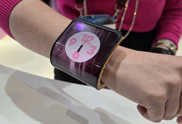 Motorola MWC24 Barcelona adaptivni sklopivi telefon (1).jpg