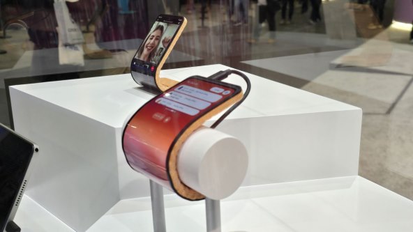 Motorola MWC24 Barcelona adaptivni sklopivi telefon (7).jpg