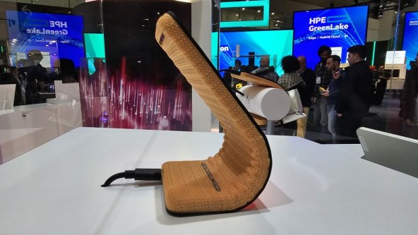 Motorola MWC24 Barcelona adaptivni sklopivi telefon (2).jpg