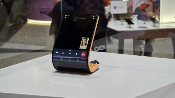 Motorola MWC24 Barcelona adaptivni sklopivi telefon (9).jpg