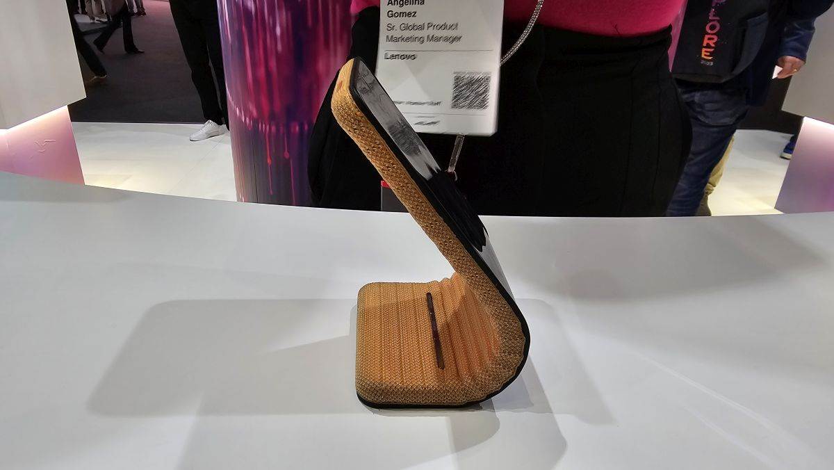 Motorola MWC24 Barcelona adaptivni sklopivi telefon (14).jpg