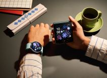 Samsung Galaxy_flip5W6L_hands-on_ocean_greensilver_LI.jpg