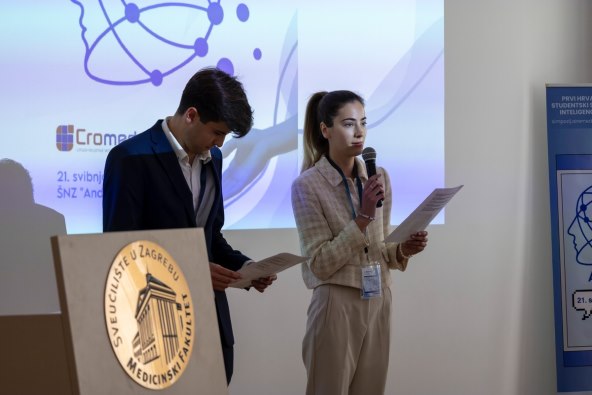 Slika 2 -Luciana Koren - predsjednica simpozija AI ReMedy - uvodni govor.jpg