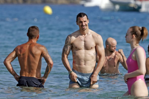 Zlatan Ibrahimović se kupa na plaži na Ibizi