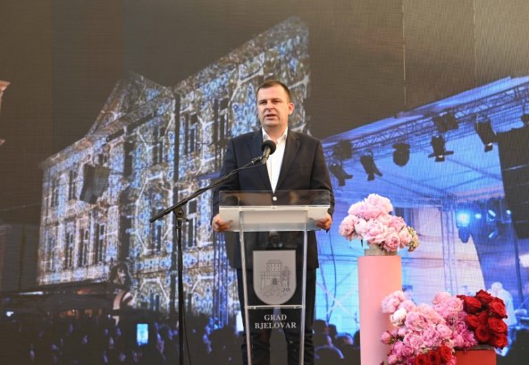 Uzvanike je pozdravio gradonačelnik Bjelovara Dario Hrebak.jpg