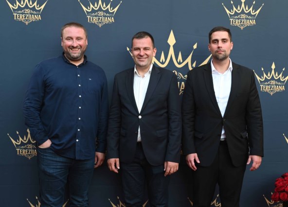 Dogradonačelnik Bjelovara Igor Brajdić, gradonačelnik Dario Hrebak i Giran Romek, državni tajnik u Ministarstvu gospodarstva.jpg