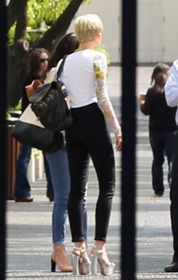 Miley Cyrus se ne skida iz srebrnih platformi 