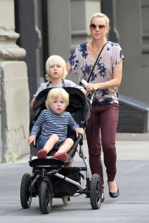 Eva Mendes i Ryan Gosling imaju milijune, a djeca im žive skromno