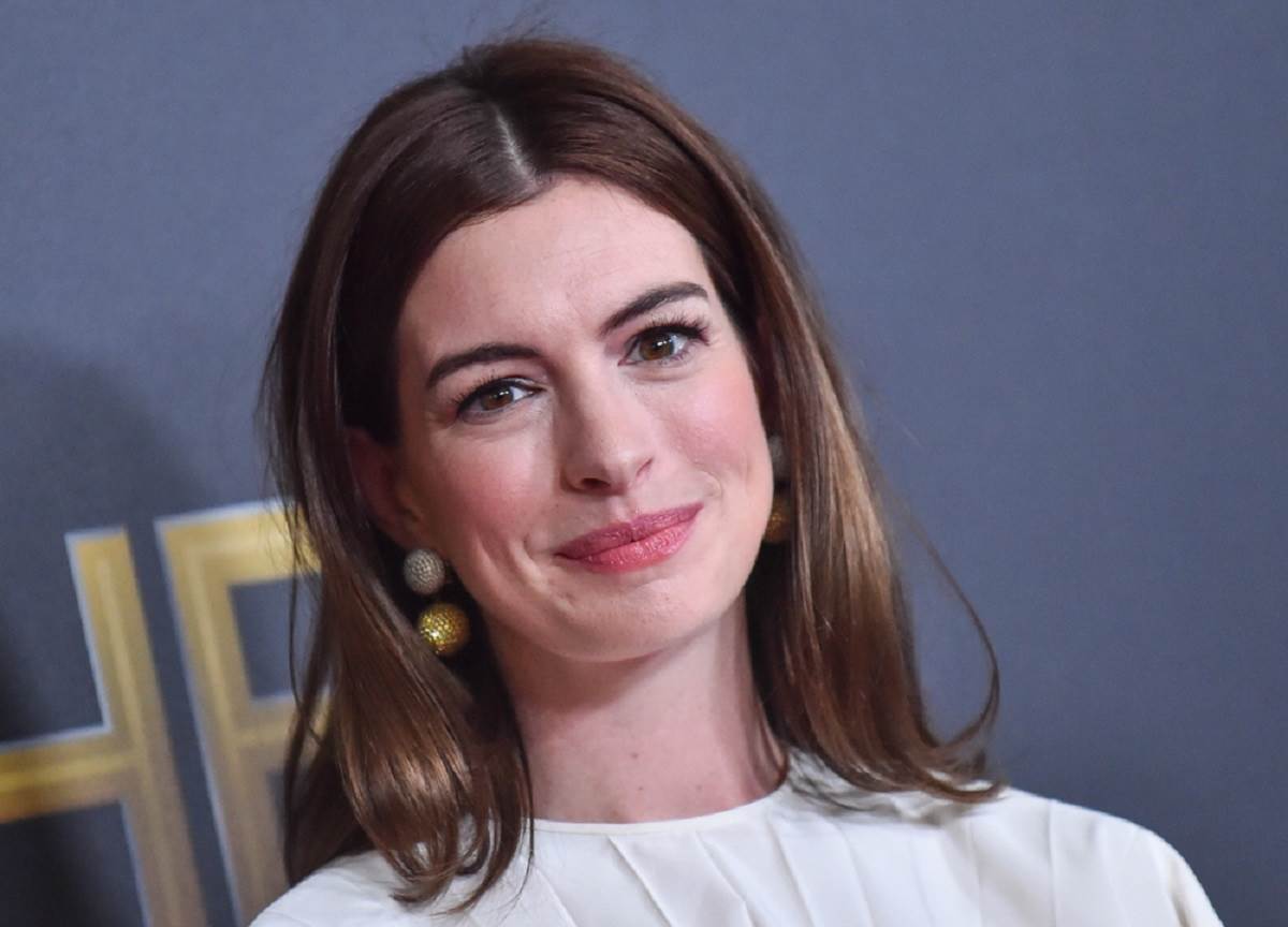 Trik Anne Hathaway za mladolik izgled bez operacije