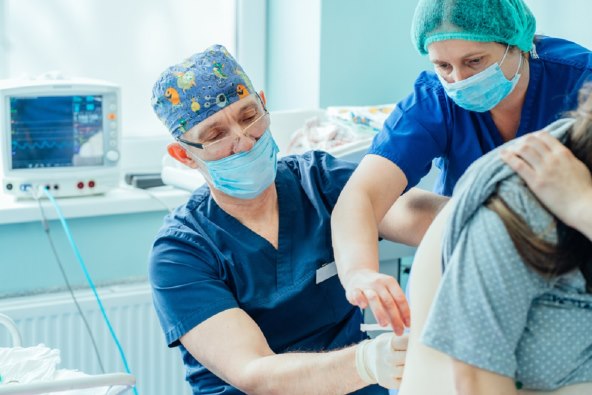 Porođaj nekad i danas - promjene u carskom rezu, epiduralnoj, epiziotomiji