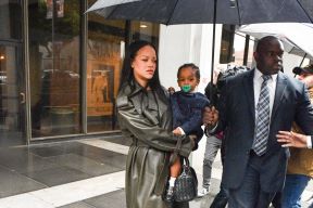 Rihanna u šetnji s mamom i sinovima pokazuje trudnicki trbuh