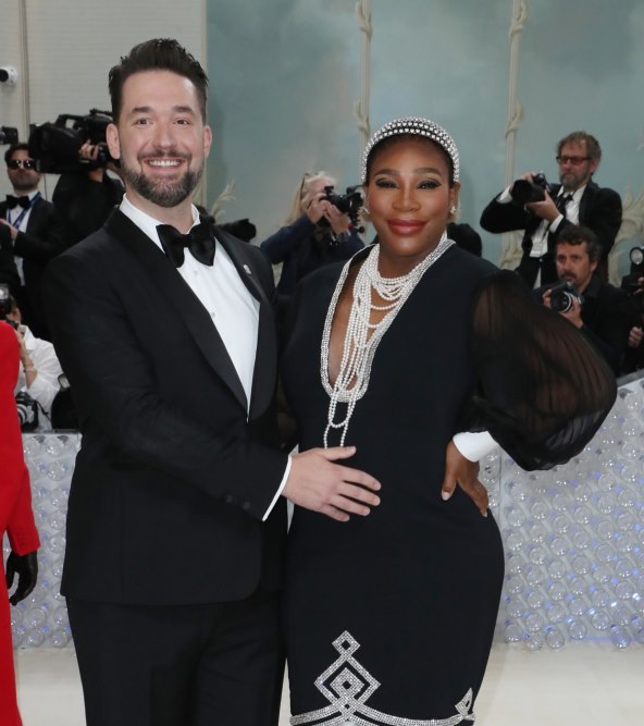 Serena Williams igra tenis dok u narucju drži kcer
