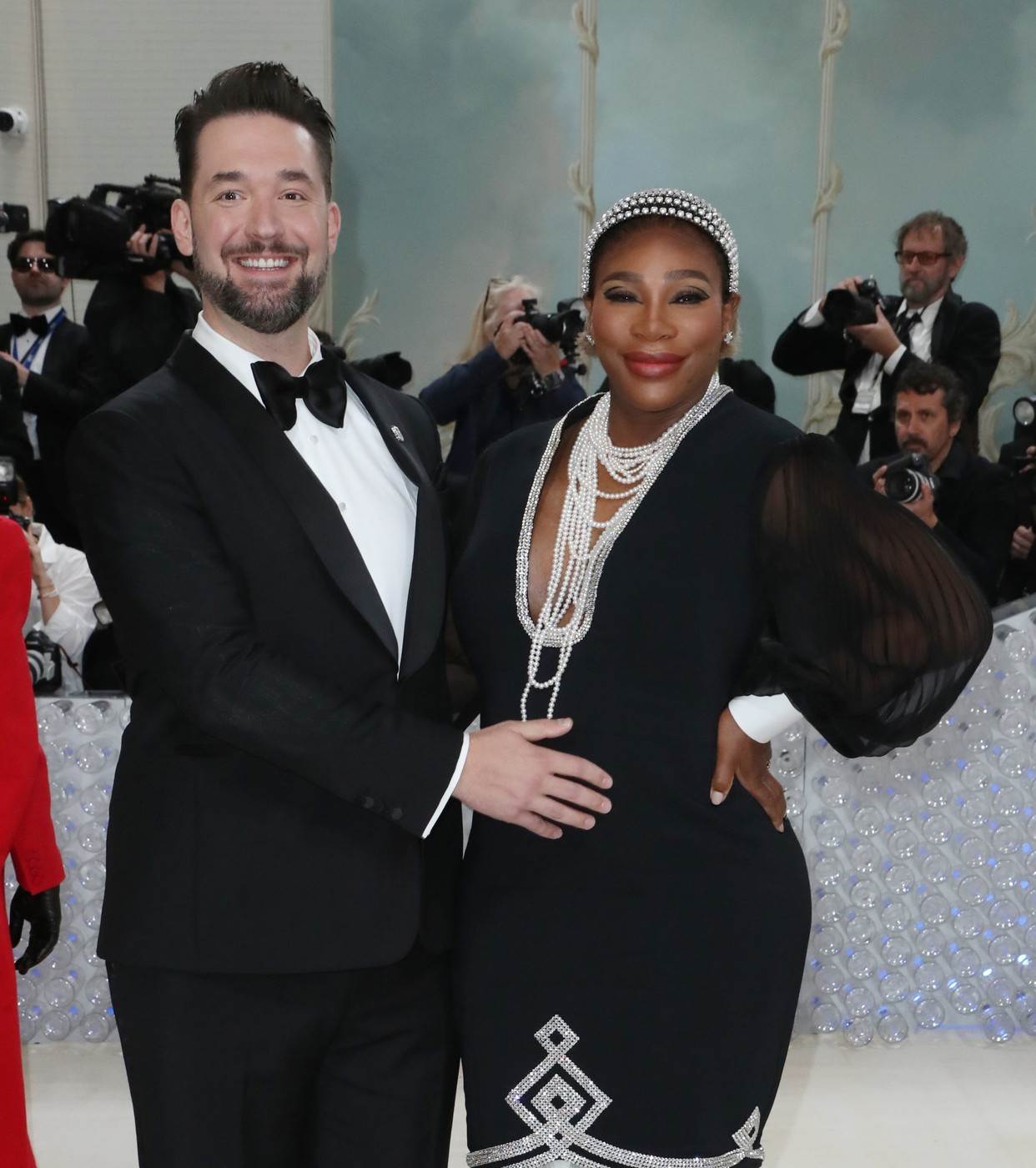 Serena Williams igra tenis dok u narucju drži kcer