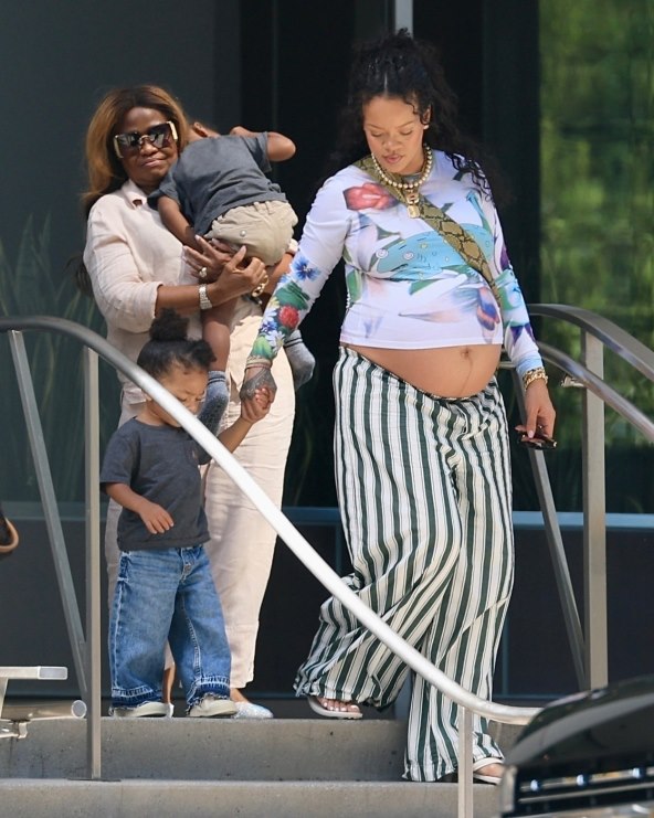 Rihanna u šetnji s mamom i sinovima pokazuje trudnicki trbuh