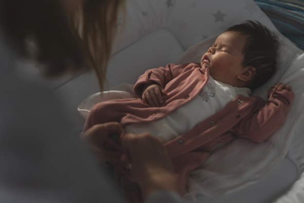 TREBA LI PROBUDITI BEBU DA JOJ PROMIJENIMO PELENU? Rijetke su okolnosti u kojima se to preporučuje, doznajte koje
