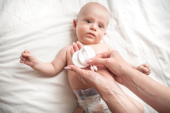 Kako novorodencetu ocistiti uši nos i oci i je li dobro gurati štapic u uho