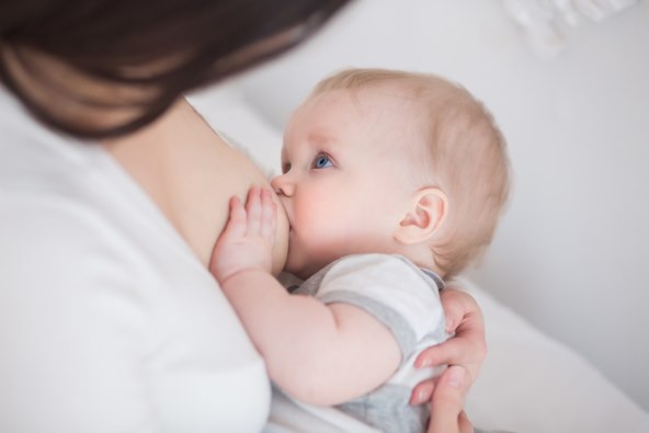 Mame koje su posvojile mogu dojiti bebu uz pomoc inducirane laktacije