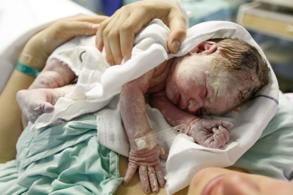 Kako miris bebe utjece na mamu