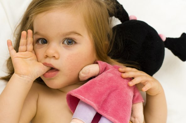 Zašto djeca sišu palac i kada bi trebali prestati