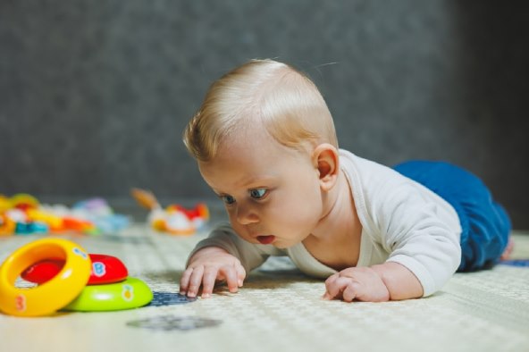 Kako znati da beba kasni u razvoju?