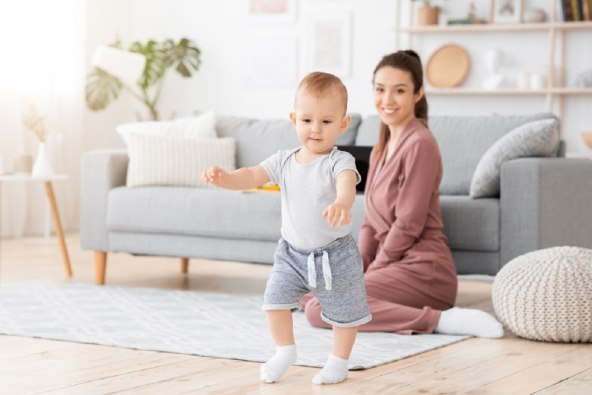 Razvoj bebe u prvoj godini - prekretnice po mjesecima