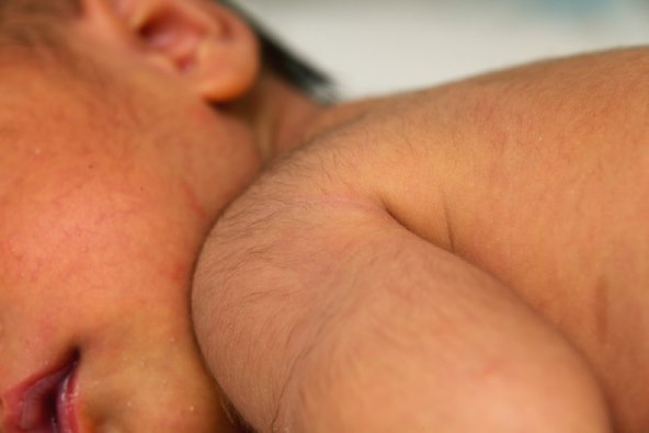 Zašto se neke bebe radaju s kosom, a druge celave