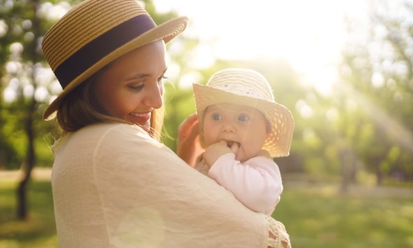Kako ljeti odjenuti bebu za šetnje i spavanje?