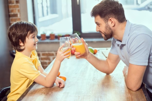 kako-dijete-skinuti-sa-soka-i-nauciti-ga-da-pije-vodu