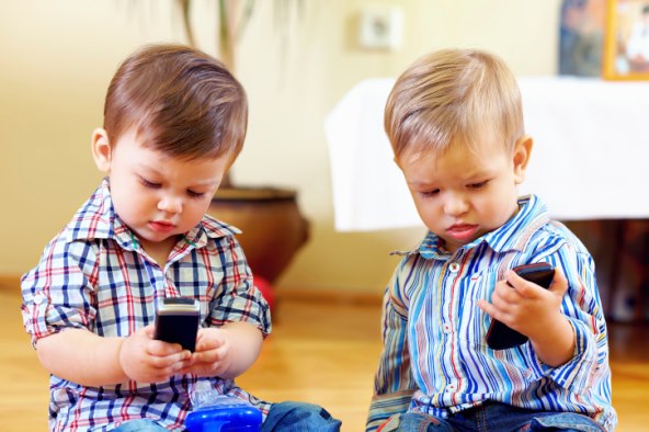 Strucnjak tvrdi da cete uspješno i sretno dijete odgojiti ako mu ne date mobitel
