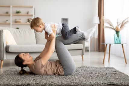 mama i dijete igra.jpeg