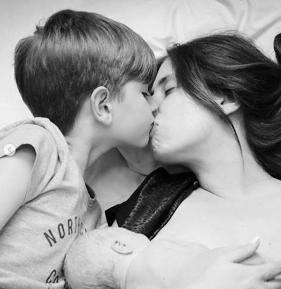 15 fotografija slavnih roditelja koji ljube svoju djecu u usta