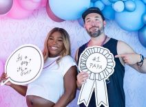 Serena Williams igra tenis dok u narucju drži kcer